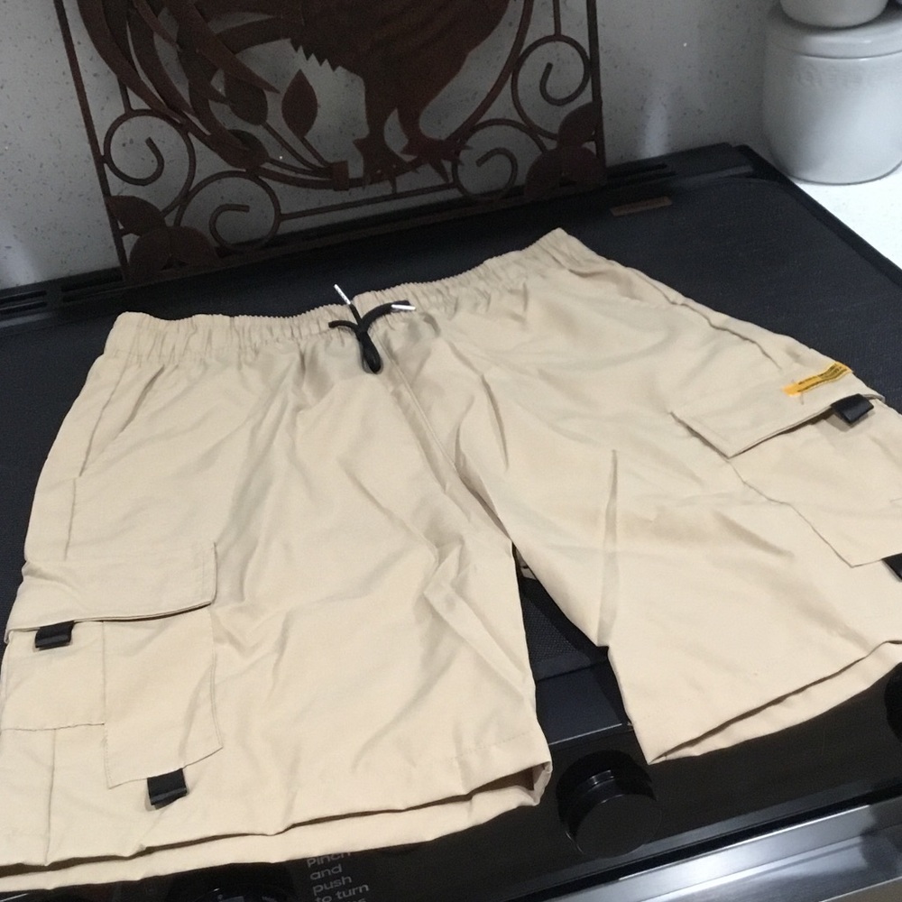 NWT Men's Beige Cargo Shorts with Drawstring